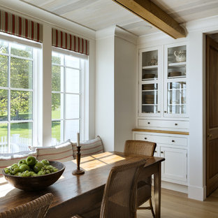 Inspiration för en lantlig matplats, med vita väggar och mellanmörkt trägolv