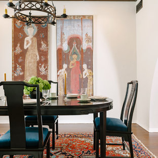 Modelo de comedor tradicional renovado, abierto, con paredes blancas, suelo de bambú y suelo marrón