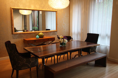 Ispirazione per una sala da pranzo aperta verso il soggiorno design con pareti beige, pavimento in legno massello medio e nessun camino