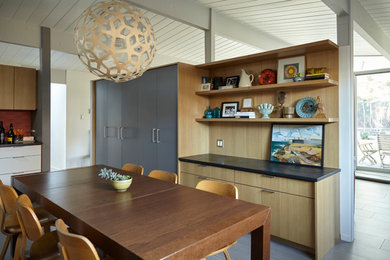 Dining room - mid-century modern dining room idea in San Francisco