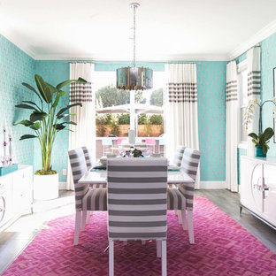 Idee per una sala da pranzo aperta verso la cucina classica di medie dimensioni con pareti con effetto metallico e parquet chiaro