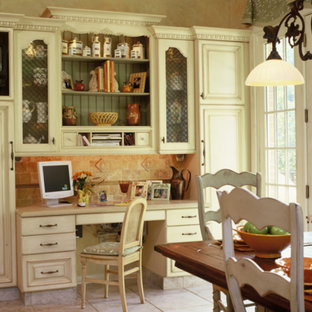 Ispirazione per una sala da pranzo classica chiusa e di medie dimensioni con pareti beige, pavimento in gres porcellanato, nessun camino e pavimento bianco