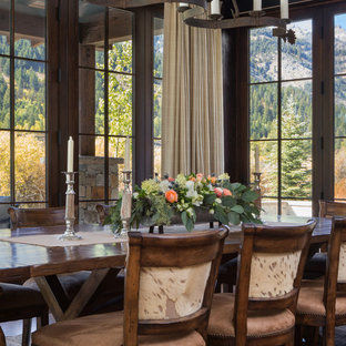 Foto di una sala da pranzo stile rurale con pavimento in legno massello medio