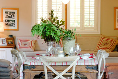 Aménagement d'une salle à manger ouverte sur la cuisine classique de taille moyenne avec un mur beige et parquet foncé.