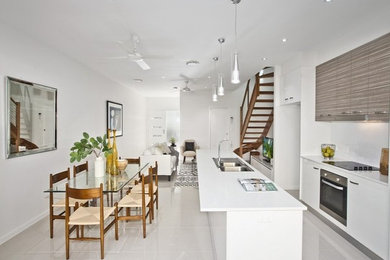 Réalisation d'une petite salle à manger ouverte sur la cuisine design avec un mur blanc et un sol en carrelage de porcelaine.