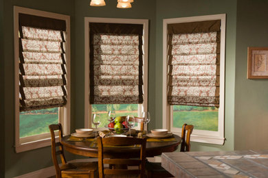 Modelo de comedor de cocina clásico grande con paredes verdes