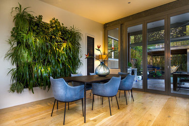 Esempio di una sala da pranzo aperta verso il soggiorno tradizionale di medie dimensioni con pareti bianche, pavimento in legno massello medio e pavimento marrone