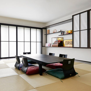 Foto di una sala da pranzo etnica chiusa con pareti bianche, pavimento in tatami, nessun camino e pavimento beige