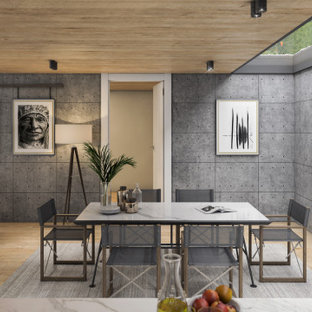 Réalisation d'une salle à manger ouverte sur le salon champêtre de taille moyenne avec un mur gris, un sol en bois clair, un sol beige et un plafond en lambris de bois.