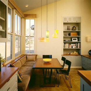 Ispirazione per una sala da pranzo minimal con pavimento in cemento