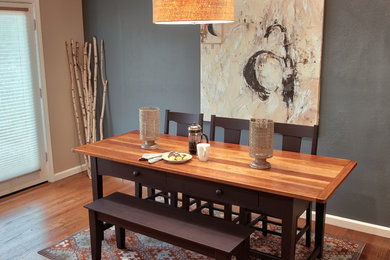 Пример оригинального дизайна: кухня-столовая среднего размера в современном стиле с синими стенами и паркетным полом среднего тона без камина