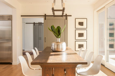 Idée de décoration pour une grande salle à manger ouverte sur la cuisine champêtre avec un mur blanc, parquet clair, aucune cheminée et un sol marron.