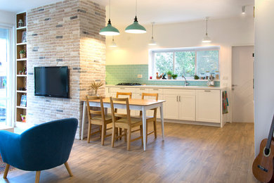 Cette photo montre une petite salle à manger ouverte sur la cuisine romantique avec un sol en bois brun, un sol marron, un mur blanc et aucune cheminée.