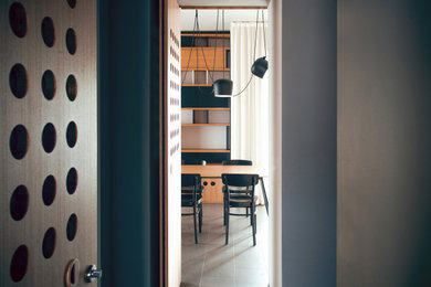 Immagine di una sala da pranzo aperta verso il soggiorno contemporanea di medie dimensioni con pareti grigie, pavimento in pietra calcarea e pavimento grigio