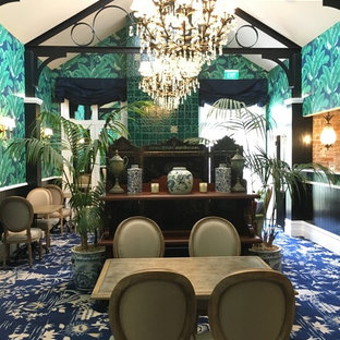 Ispirazione per una sala da pranzo aperta verso la cucina vittoriana con pareti multicolore, moquette, nessun camino e pavimento blu