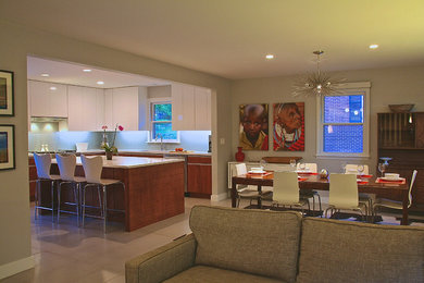 Immagine di una sala da pranzo aperta verso la cucina minimalista di medie dimensioni con pavimento con piastrelle in ceramica