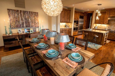 Ispirazione per una sala da pranzo aperta verso la cucina classica di medie dimensioni con pareti beige e pavimento in legno massello medio