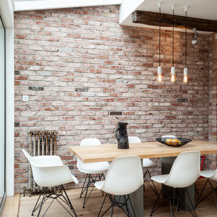 Idee per una sala da pranzo industriale di medie dimensioni con parquet chiaro