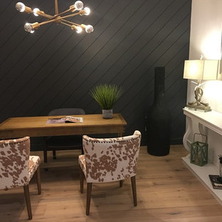 Cette image montre une grand salle à manger rustique fermée avec un mur beige, un sol en bois brun, aucune cheminée et un sol marron.