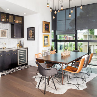Imagen de comedor urbano, sin chimenea, con paredes blancas y suelo de madera en tonos medios