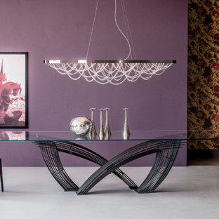 Esempio di una grande sala da pranzo aperta verso il soggiorno bohémian con pareti viola, pavimento in cemento e pavimento beige
