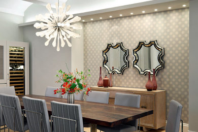 Ejemplo de comedor contemporáneo con paredes grises y suelo de madera en tonos medios