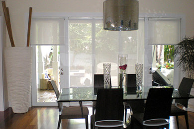Imagen de comedor de cocina contemporáneo de tamaño medio sin chimenea con paredes beige y suelo de madera en tonos medios