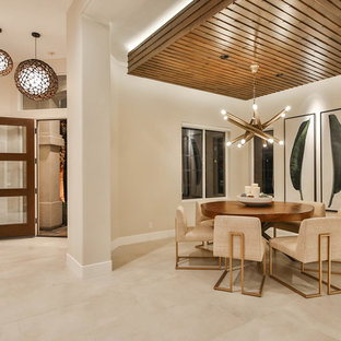 Foto di una sala da pranzo aperta verso il soggiorno contemporanea di medie dimensioni con pareti beige, pavimento in gres porcellanato, nessun camino e pavimento beige