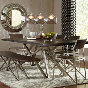 Idee per una sala da pranzo aperta verso la cucina industriale di medie dimensioni con pareti con effetto metallico e pavimento in legno massello medio