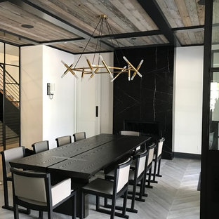 Foto di una sala da pranzo industriale chiusa con pareti bianche, camino classico, cornice del camino in pietra e pavimento grigio