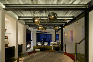 Esempio di una sala da pranzo aperta verso il soggiorno moderna di medie dimensioni con pareti bianche e pavimento in legno massello medio
