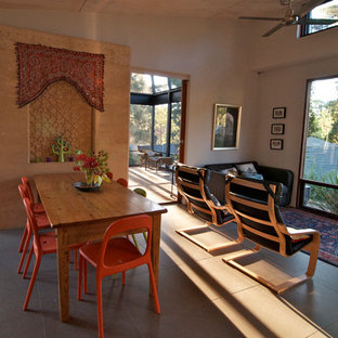 Imagen de comedor bohemio con paredes beige