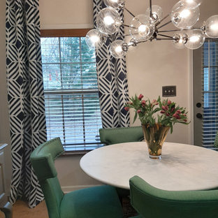 Cette photo montre une salle à manger ouverte sur la cuisine moderne de taille moyenne avec un mur blanc, un sol en bois foncé, aucune cheminée, un sol marron, un plafond à caissons et du lambris.