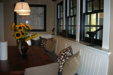Imagen de comedor abierto sin chimenea con paredes beige y suelo de madera oscura