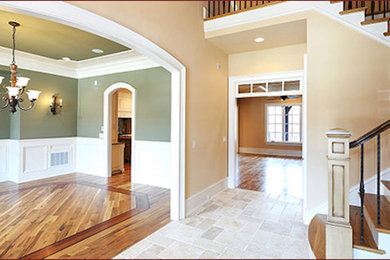 Geschlossenes, Mittelgroßes Klassisches Esszimmer ohne Kamin mit grüner Wandfarbe, dunklem Holzboden und braunem Boden in Sonstige