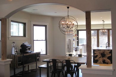 Пример оригинального дизайна: кухня-столовая среднего размера в стиле неоклассика (современная классика) с белыми стенами, темным паркетным полом и коричневым полом без камина