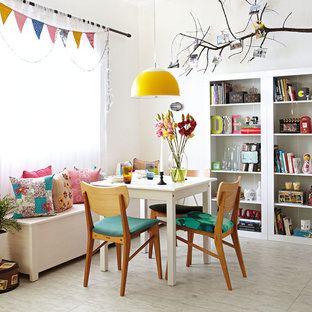 Esempio di una sala da pranzo aperta verso il soggiorno boho chic con pareti bianche e pavimento in compensato