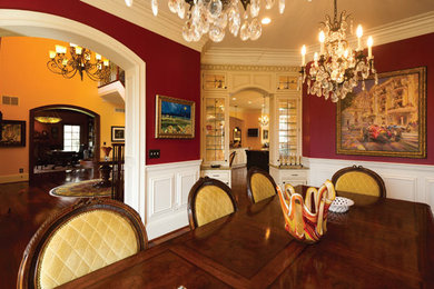 Example of a classic dining room design in Detroit