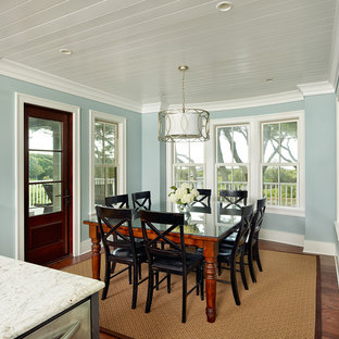 Tropische Wohnküche mit blauer Wandfarbe und dunklem Holzboden in Charleston