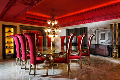 Foto di una sala da pranzo moderna con pareti beige e pavimento in marmo