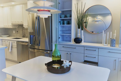 Modelo de comedor de cocina costero de tamaño medio sin chimenea con paredes blancas, suelo de baldosas de porcelana y suelo blanco