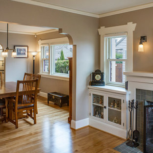 Imagen de comedor de cocina de estilo americano, de tamaño medio, con paredes beige, suelo de madera clara, chimenea tradicional y marco de chimenea de baldosas y/o azulejos