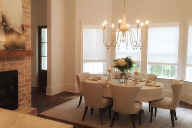 Cette image montre une salle à manger design avec un mur beige et parquet foncé.