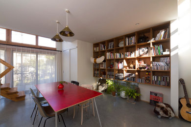 Photo of a contemporary dining room in Yokohama with white walls and grey floors.