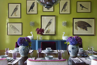 Aménagement d'une salle à manger contemporaine avec un mur vert.
