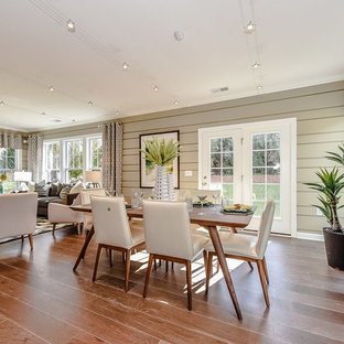 Idee per una sala da pranzo aperta verso il soggiorno tropicale di medie dimensioni con pavimento in legno massello medio, pareti beige e nessun camino