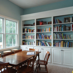 Idee per una sala da pranzo tradizionale con pareti blu e moquette