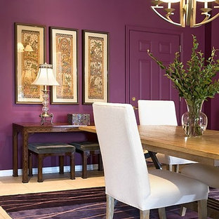 Idee per una sala da pranzo bohémian chiusa e di medie dimensioni con pareti viola, pavimento con piastrelle in ceramica e nessun camino