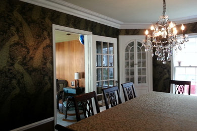 Foto de comedor clásico de tamaño medio cerrado con paredes multicolor y suelo de madera en tonos medios