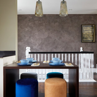 Diseño de comedor bohemio, pequeño, abierto, con paredes grises, suelo de madera oscura y suelo marrón